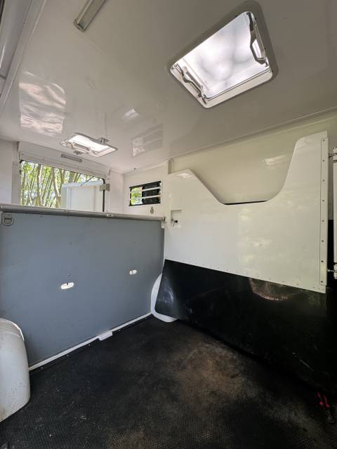 Furgoneta para caballos Barbot POLYVAN D5 2021 De segunda mano