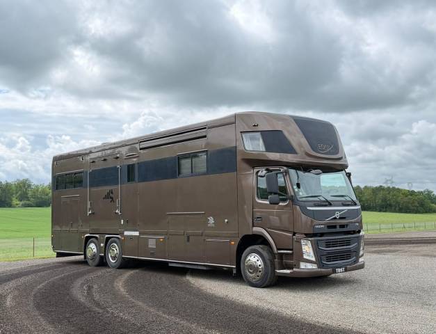 Cami&oacute;n para caballos EQUIX VOLVO 2016 De segunda mano