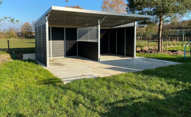 PUPILAJE DE CABALLOS EN PADOCK 300 M2 CON COBERTIZO 