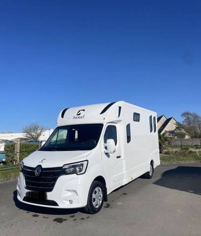 Furgoneta para caballos Renault master proteo switch stalles 2023 De segunda mano