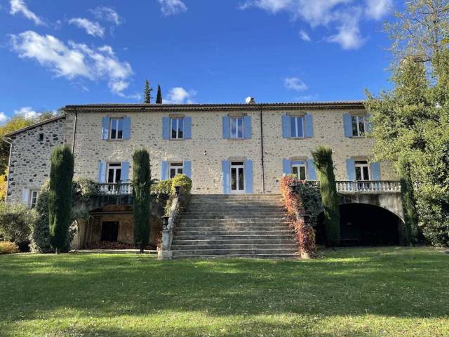 Bonita residencia ecuestre En venta Ard&egrave;che