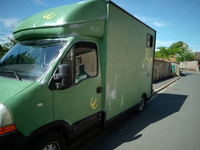 Furgoneta para caballos Les Vans ACR Renault Master L2H2 2010 De segunda mano