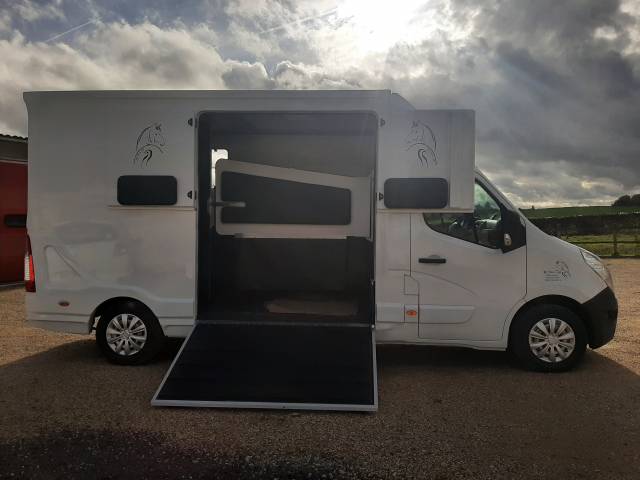 Furgoneta para caballos Renault Master 2019 De segunda mano