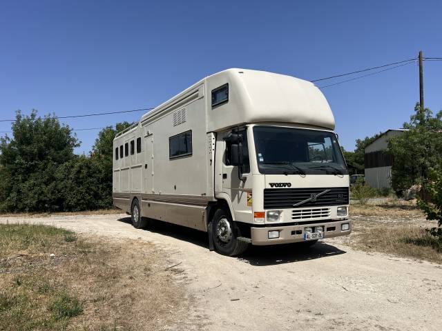 Cami&oacute;n para caballos Volvo Fl7 1995 De segunda mano
