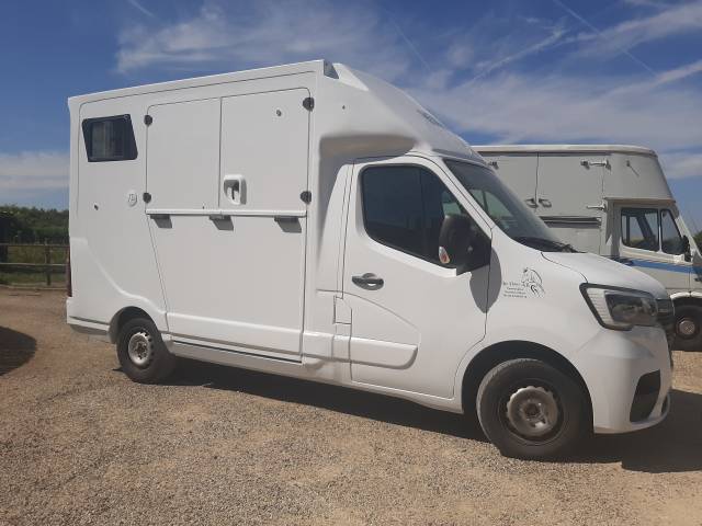 Furgoneta para caballos Renault Master 2023 De segunda mano