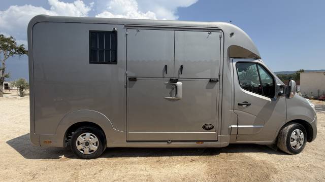 Furgoneta para caballos STX 3 places assises Stalle 2 chevaux  2014 De segunda mano
