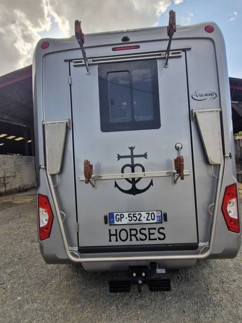 Furgoneta para caballos Ford FORD 2023 De segunda mano