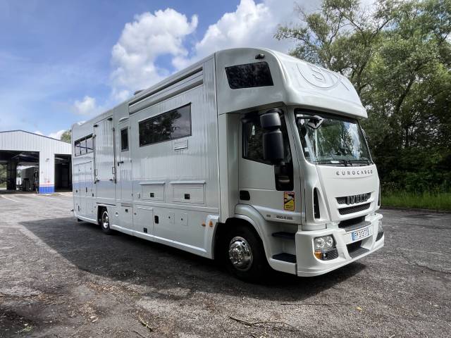 Cami&oacute;n para caballos Iveco IVECO EUROCARGO 160E28 STX POP OUT 2010 De segunda mano