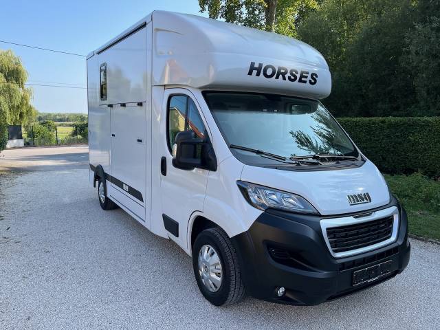 Furgoneta para caballos Peugeot PEUGEOT BOXER BLUEHDI 165 MSG STALLION LIGHT 2025 De segunda mano