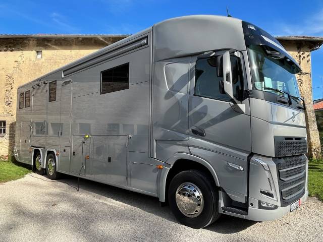 Cami&oacute;n para caballos HTI VOLVO FH 500 HTI PROFESSIONAL 6 2023 De segunda mano