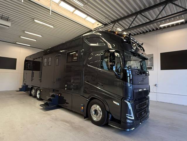 Cami&oacute;n para caballos Volvo VOLVO FH 500 NF 8 HORSES 2025 De segunda mano