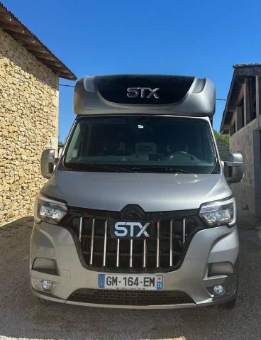 Furgoneta para caballos Renault STX 2023 De segunda mano