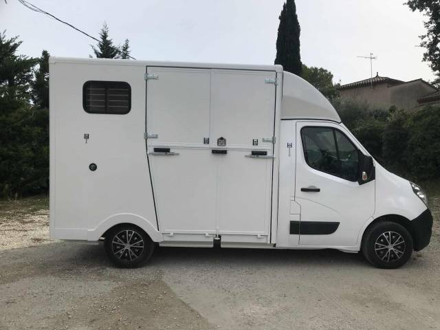 Furgoneta para caballos Renault  2018 De segunda mano