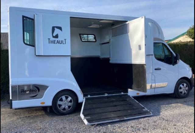 Furgoneta para caballos Theault Proteo Switch 2023 De segunda mano