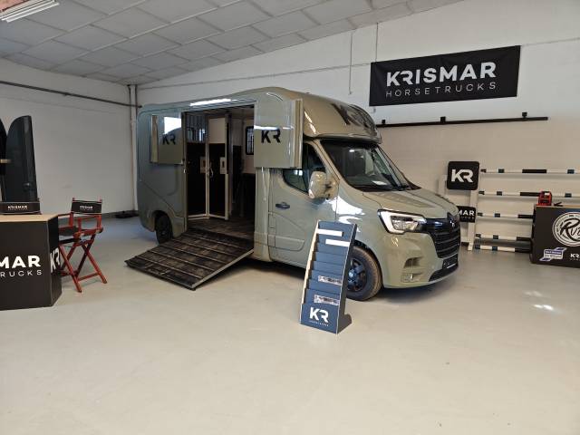 Furgoneta para caballos Krismar 3 places stalles 2024 Nuevo