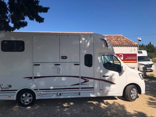 Furgoneta para caballos Trans Box New svelto 5  2024 Nuevo