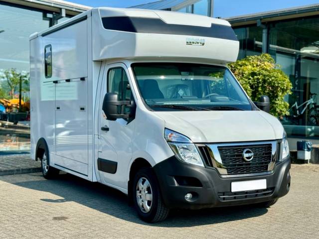 Furgoneta para caballos Otra marca NISSAN 0 Nuevo