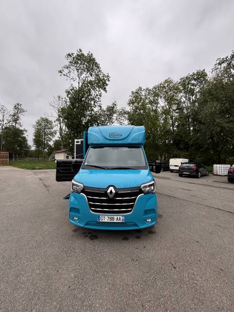 Van caballos Renault RENAULT MASTER ÉQUITA 2 Caballos 2023 De segunda mano