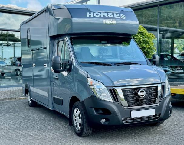 Furgoneta para caballos Otra marca NISSAN 0 Nuevo