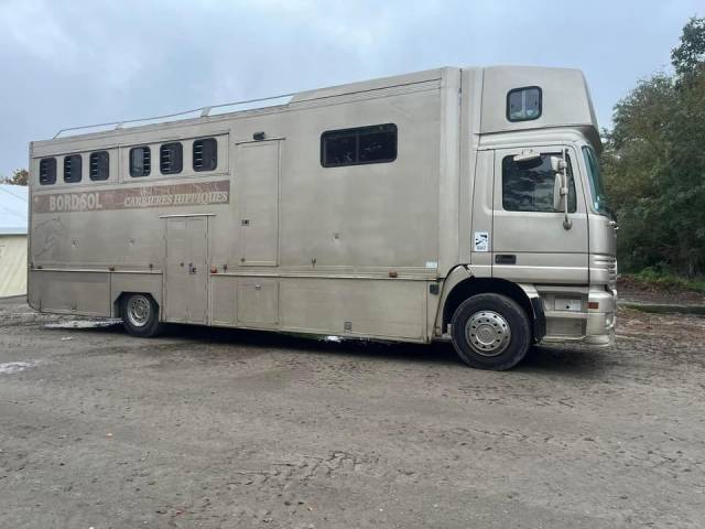 Camión para caballos Mercedes Actros 2001 De segunda mano