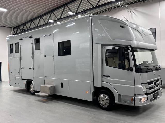 Camión para caballos Mercedes MERCEDES-BENZ 0 De segunda mano