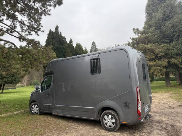 Furgoneta para caballos Krismar Krismar Renault master 180 cv 2021 De segunda mano