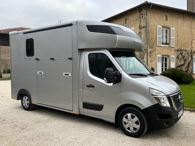 Furgoneta para caballos Otra marca NISSAN 0 Nuevo