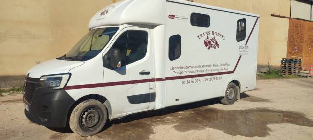 Furgoneta para caballos Renault CAMION RUCEL 2023 De segunda mano