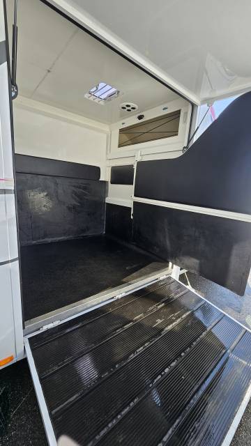 Furgoneta para caballos Fiat  180 2.5 D 2023 De segunda mano