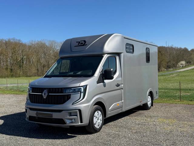 Furgoneta para caballos TBST Renault Master 2025 Nuevo