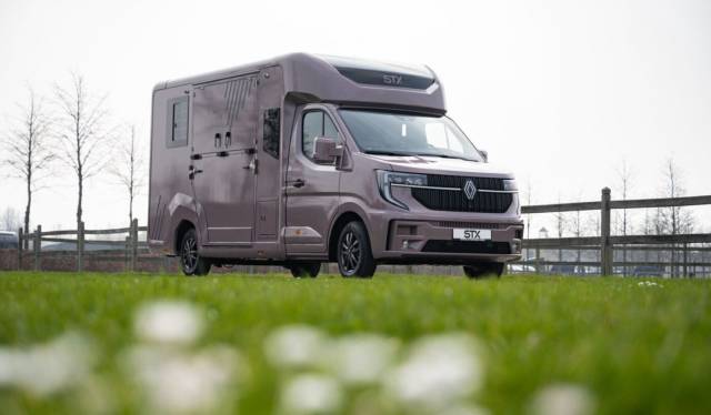 Furgoneta para caballos STX  2025 Nuevo