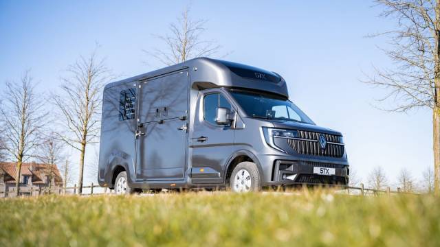 Furgoneta para caballos STX  2025 Nuevo