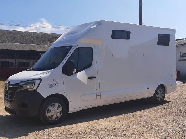 Furgoneta para caballos Renault Master 2022 De segunda mano