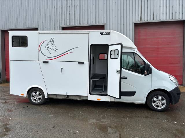 Furgoneta para caballos AP Petit Renault Master III 2017 De segunda mano