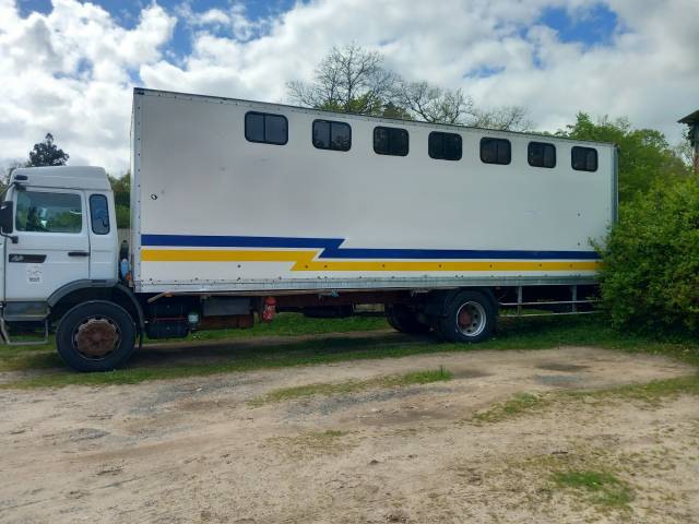 Camión para caballos Renault Midliner 210 1997 De segunda mano