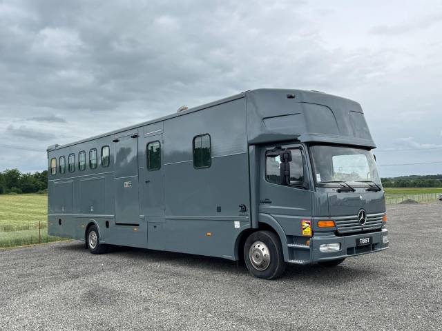 Camión para caballos Mercedes MERCEDES 2000 De segunda mano