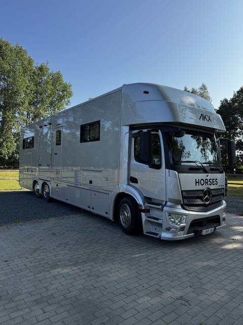 Semirremolque Caballos AKX Mercedes actros 2023 De segunda mano