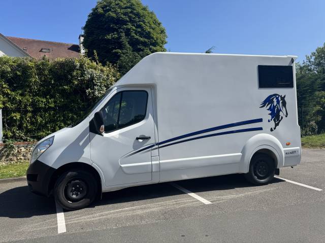 Furgoneta para caballos Barbot Renault master 135 CV 2019 De segunda mano