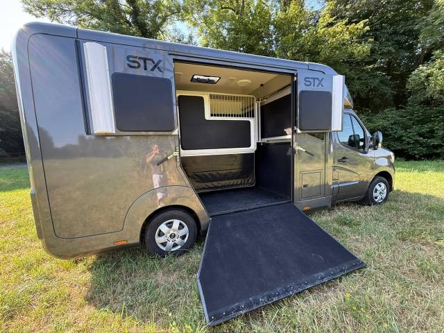 Furgoneta para caballos STX Master 2023 2023 De segunda mano