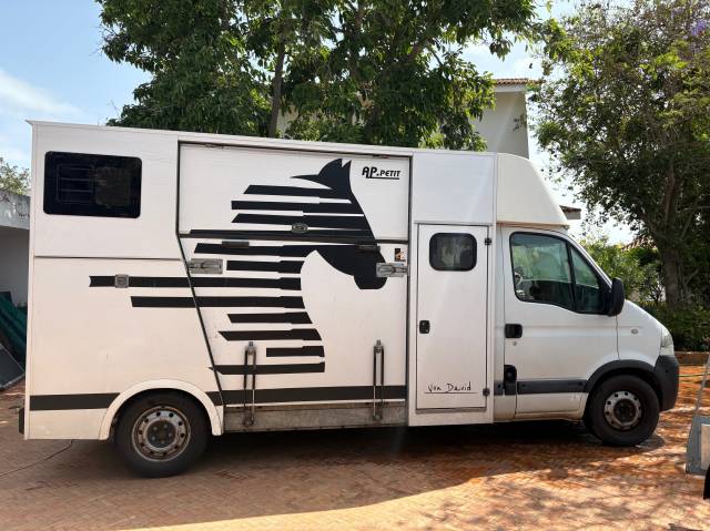 Furgoneta para caballos Opel Movano 2010 De segunda mano