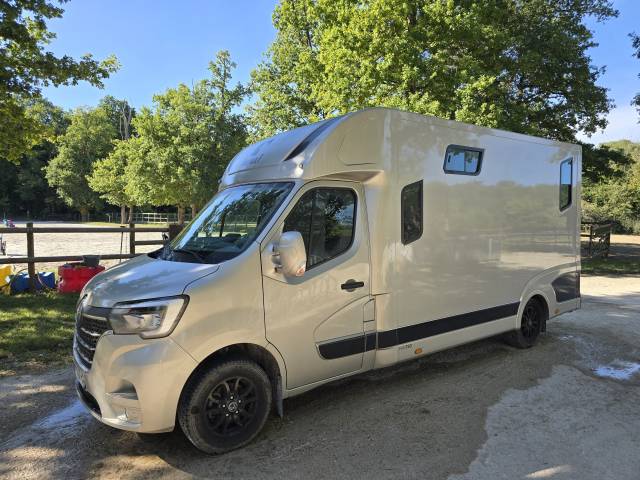 Furgoneta para caballos Renault Master Grand Confort DCI 165 2020 De segunda mano