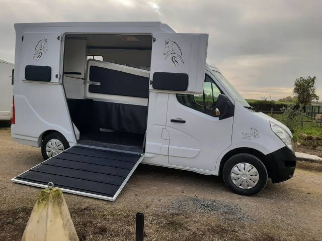 Furgoneta para caballos Renault Master III 2015 De segunda mano