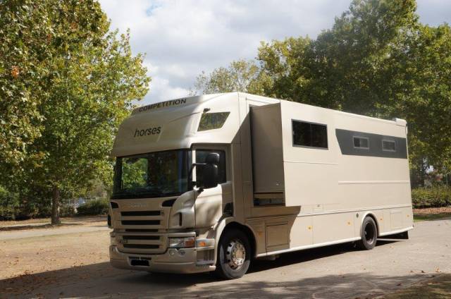 Camión para caballos Scania P320 2007 De segunda mano