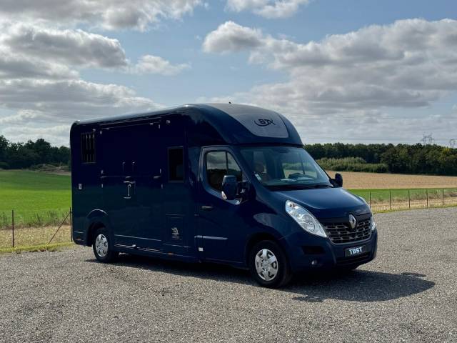 Furgoneta para caballos Renault STX 2015 De segunda mano