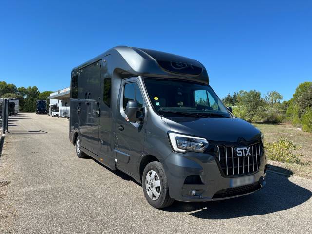 Furgoneta para caballos STX  2022 De segunda mano