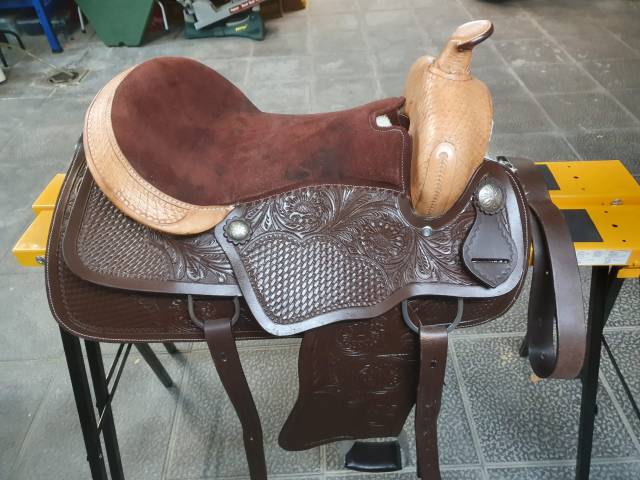 Silla de montar tejana de cuero y ante