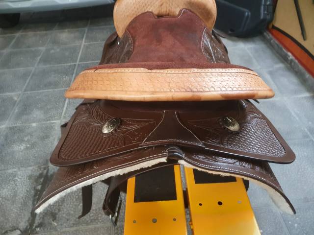 Silla de montar tejana de cuero y ante