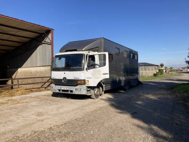 Cami&oacute;n para caballos Mercedes Atego 1999 De segunda mano