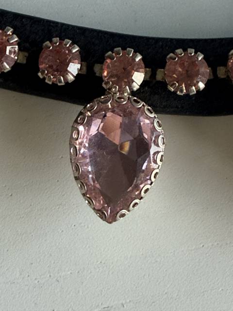 Frontalera con cristales rosas en forma diamante 