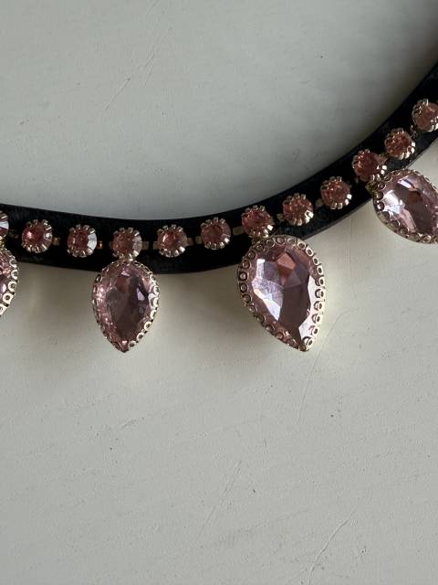 Frontalera con cristales rosas en forma diamante 